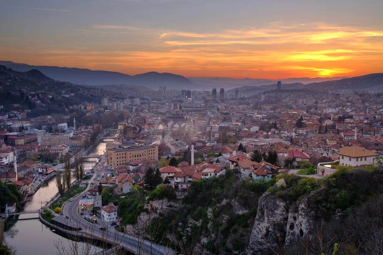 Pohled na Sarajevo při západu slunce