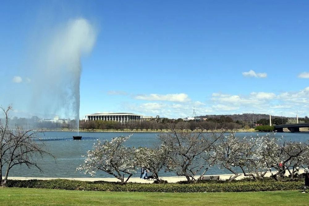 Captain Cook Memorial Jet at Commonwealth Park in Canberra — Shutterstock