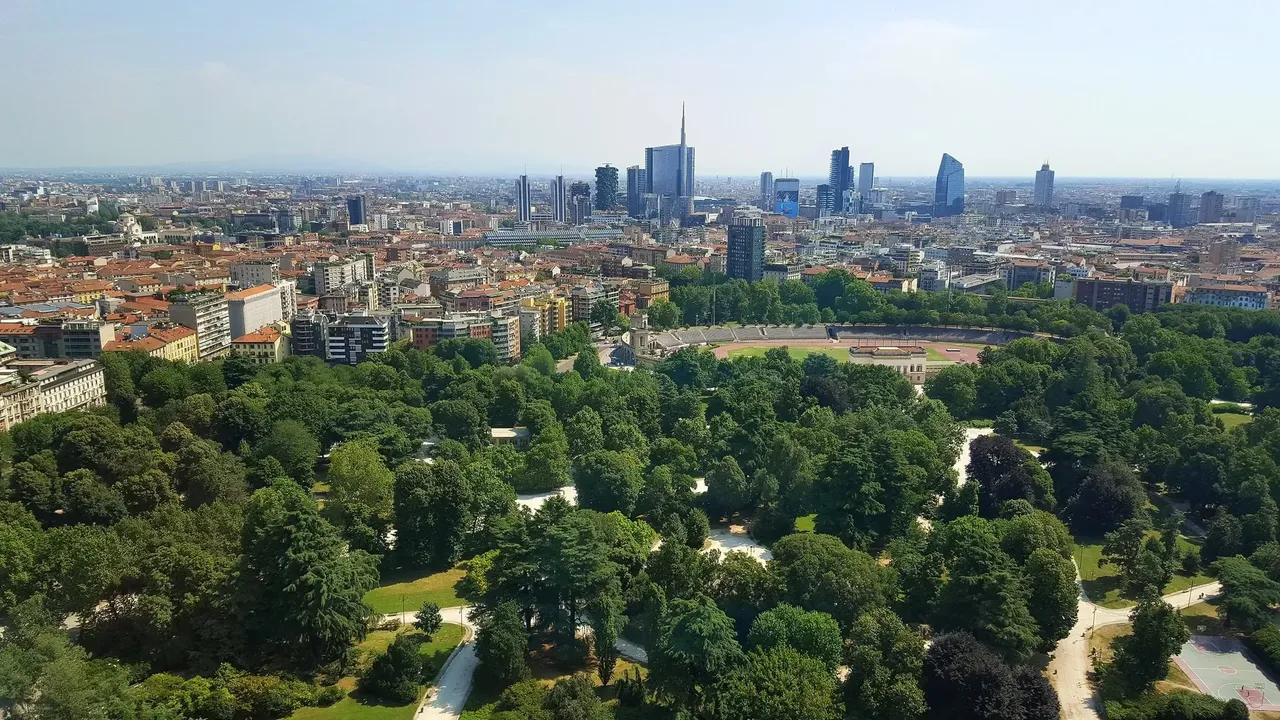 Vedere aeriană asupra Parcului Sempione din Milano, care evidențiază spațiile verzi și aleile umbrite de copaci