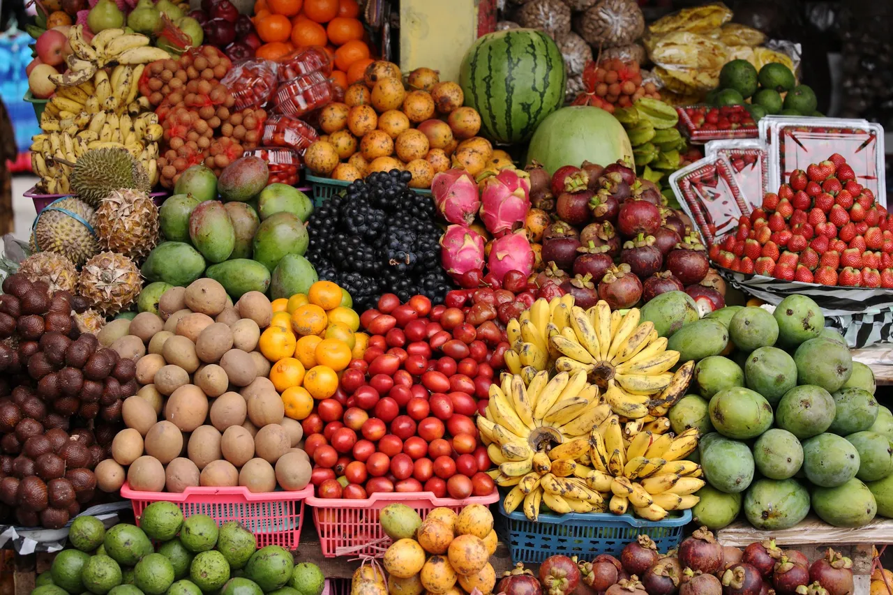 Un puesto exhibe sus coloridas frutas exóticas en Mauricio