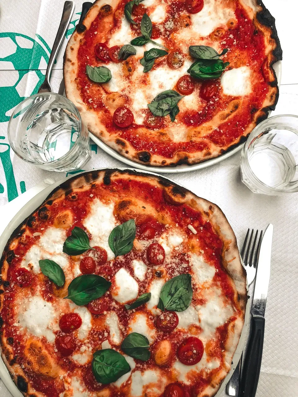 Prim-plan cu o pizza apetisantă servită în Montpellier