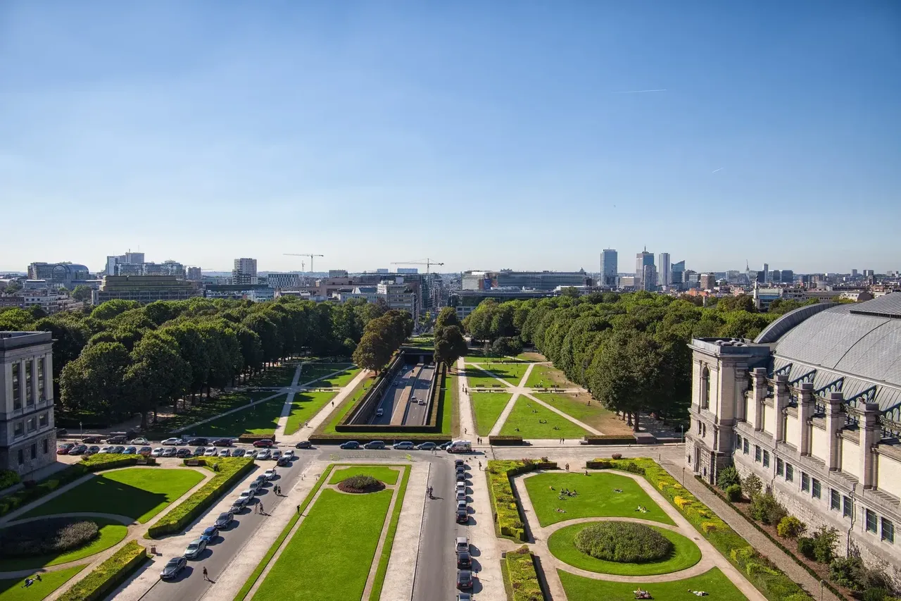 Grădinile luxuriante din Parcul Jubileului din Bruxelles, un spațiu verde popular pentru relaxare.