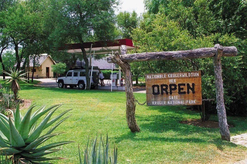 El Orpen Rest Camp consiste en una decena de bungalows, todos con su barbacoa exterior, separado del territorio salvaje con una valla de alambre más bien fina — South African Tourism/Flicker A veces la mejor manera de ver animales es ir a lo salvaje Kruger