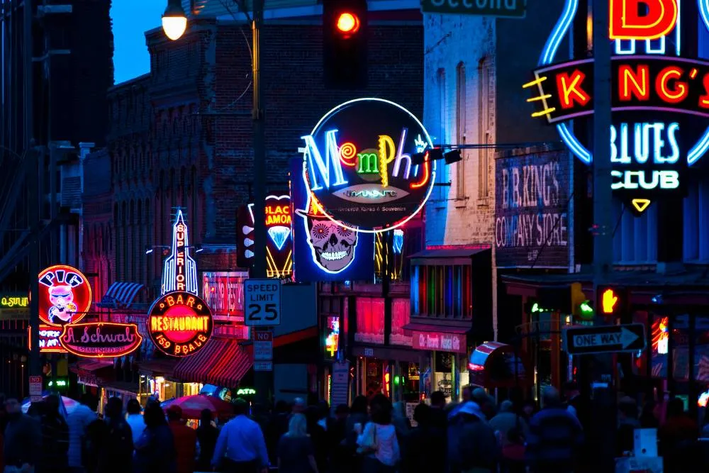 Semne luminoase pe Beale Street în Memphis, cu același nume ca orașul din Egipt