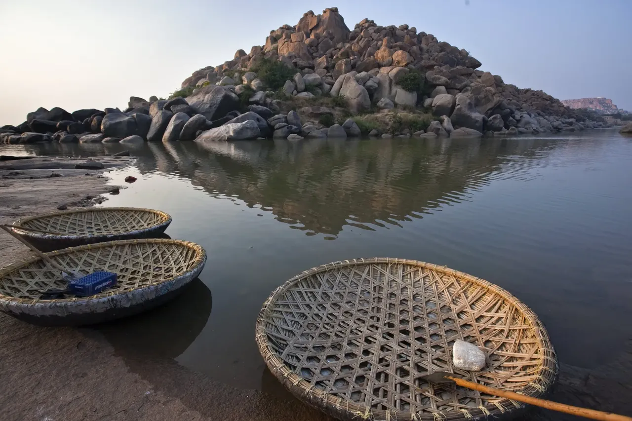 Taking a ride in the traditional round boat called coracle belongs to the best activities in the area — Shutterstock Hampi