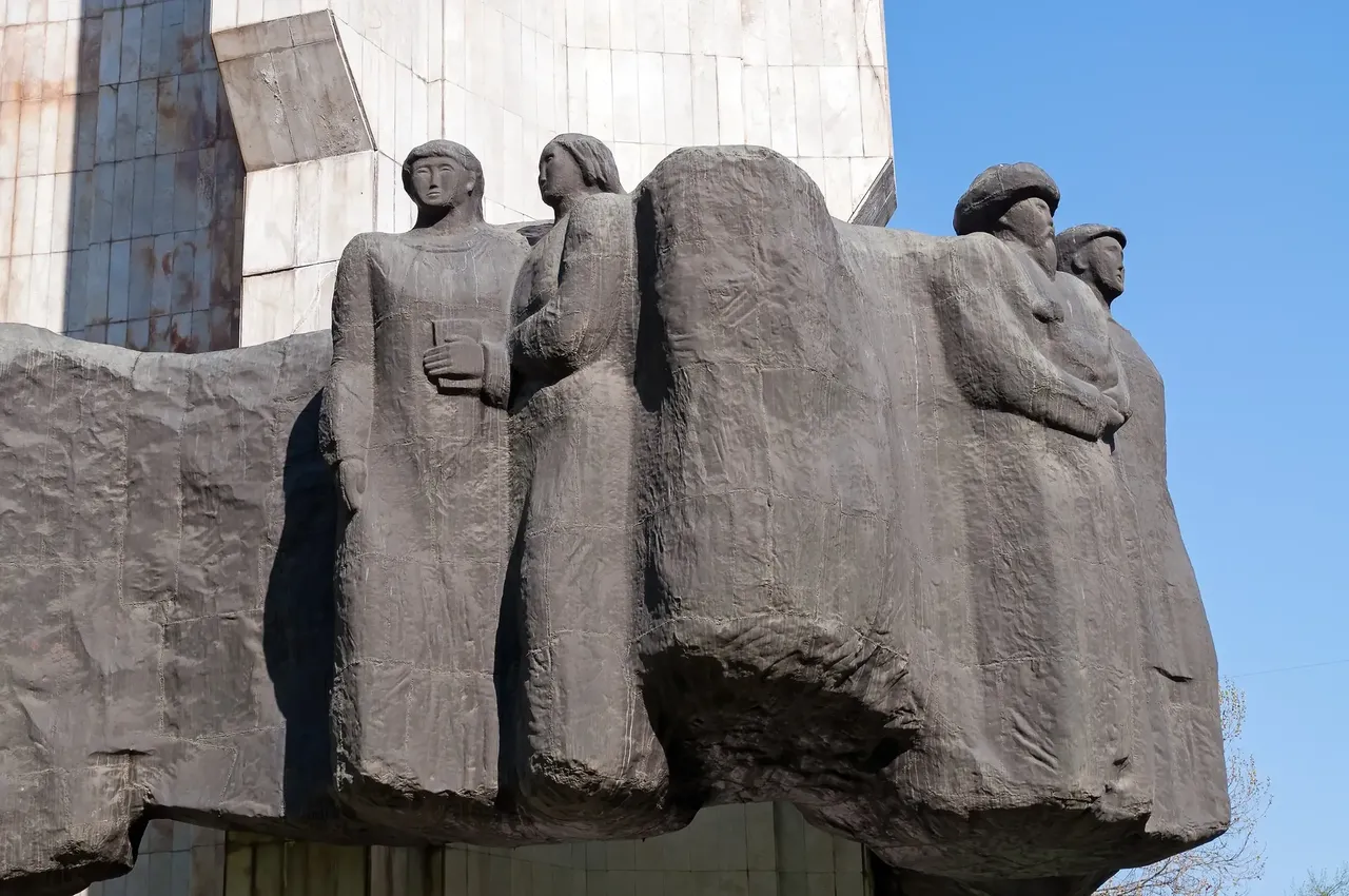 People’s Friendship Monument has weathered mural rings that appear floating ten metres in the air — Elena Mirage / Shutterstock