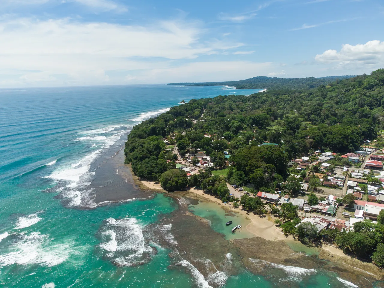 Puerto Viejo, Kostarika: Letecký pohled na slavné město Puerto Viejo u Karibského moře a pobřeží Střední Ameriky za slunečného dne.