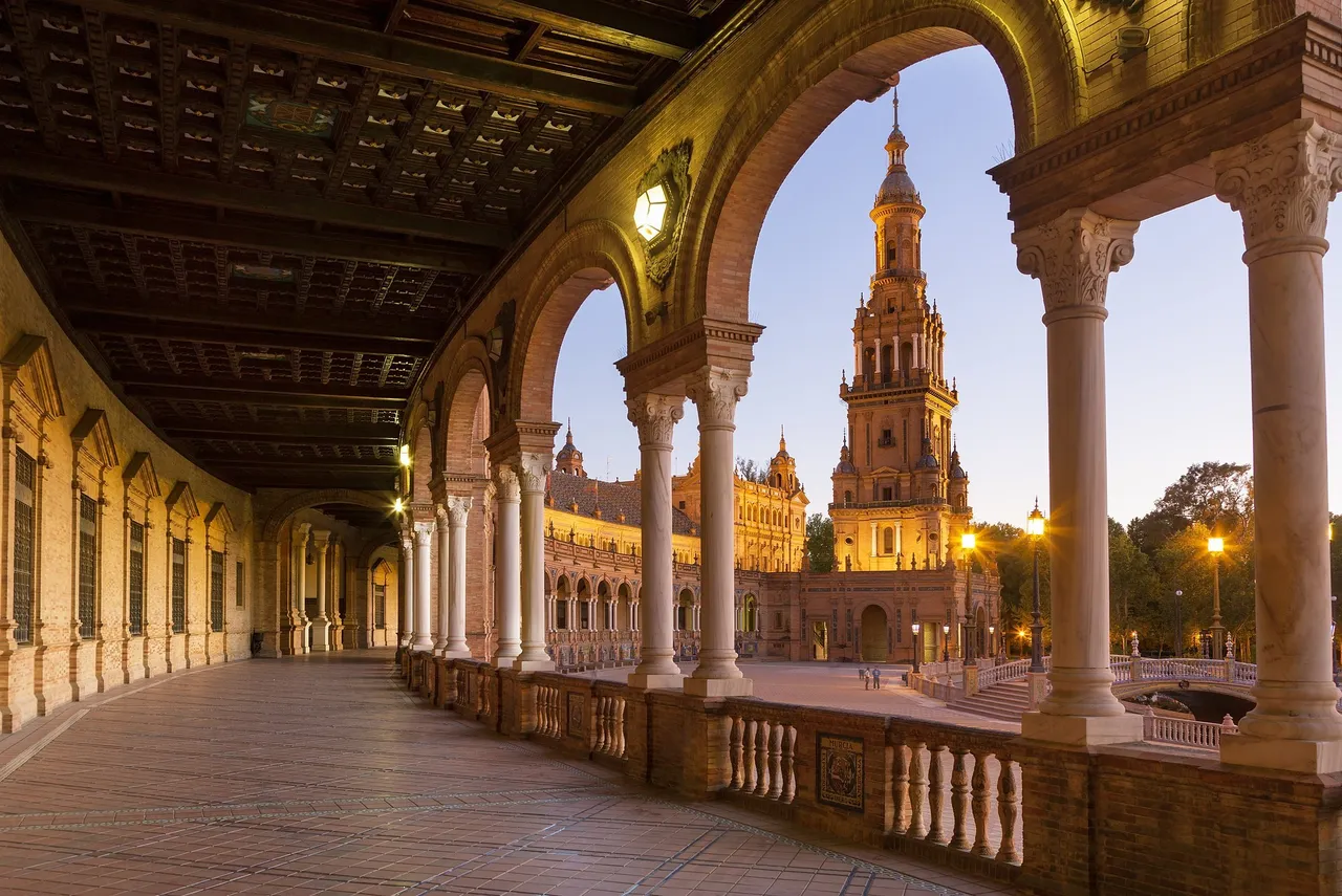 Plaza de España v Seville, Andalusie, Španělsko, za soumraku