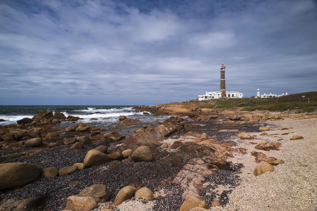 Plaża Cabo Polonio na wybrzeżu Urugwaju z latarnią morską w tle