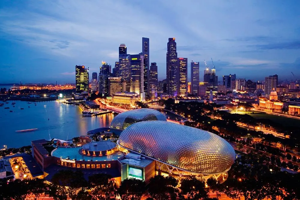 Orașul Singapore - linia de orizont a orașului la amurg