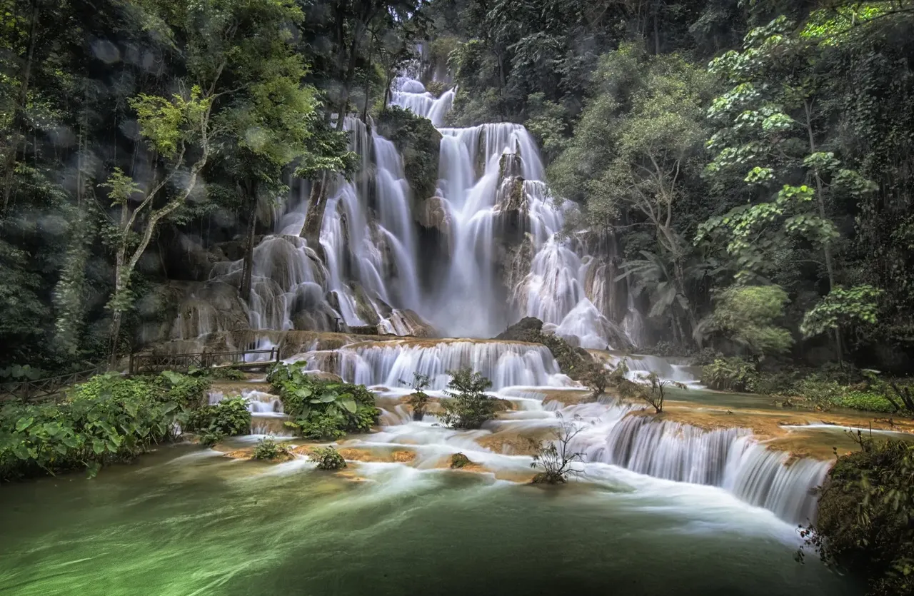 Las cascadas Kuang Si, que se deslizan por un exuberante paisaje verde en Laos.