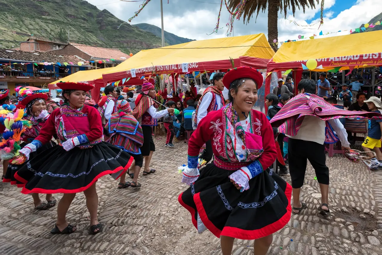 Descubrirás que la ropa colorida, las mantas y los gorros no son trucos, están tradicionalmente hechos a mano y llevados con amor — Allen.G / Shutterstock