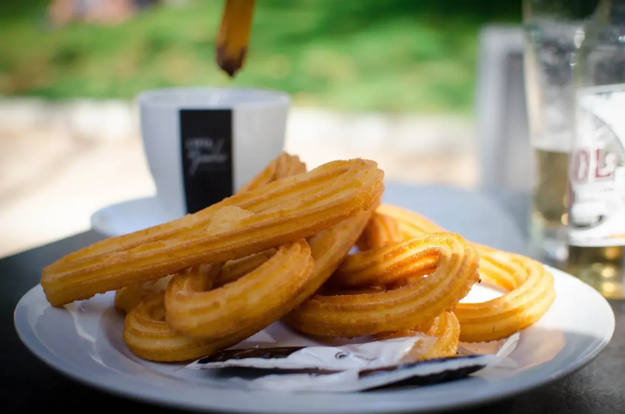 Un plato de churros y un espeso chocolate a la taza: no hay nada más español.