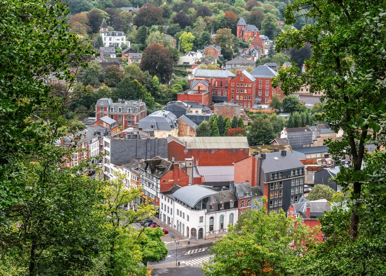 widok z góry na miasteczko Spa w Belgii