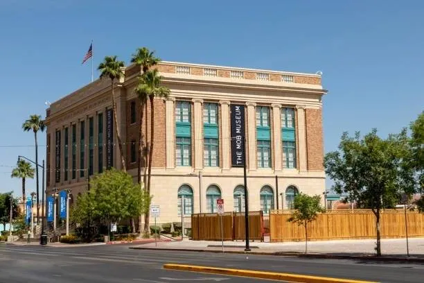 Exteriér Muzea mafie v Las Vegas je ukázkou historické architektury