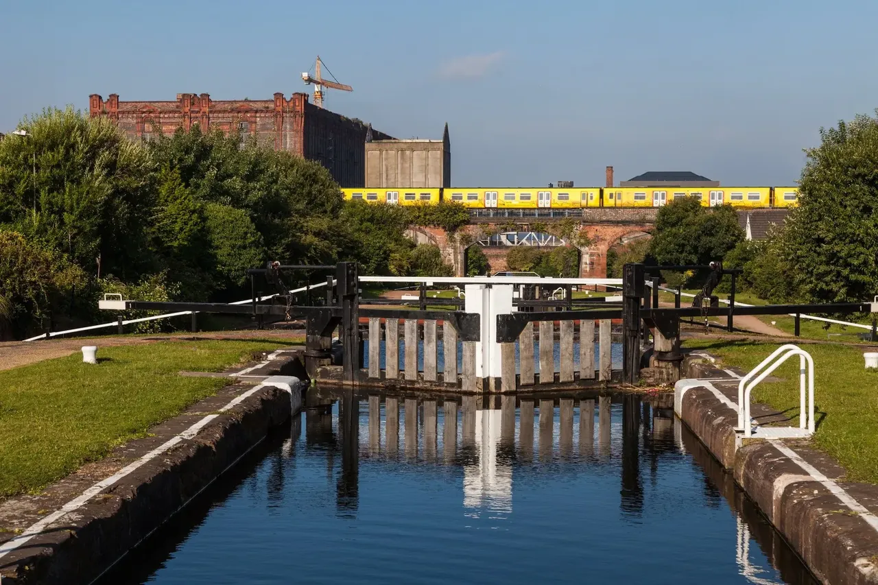 Peaceful view of the Leeds-Liverpool canal