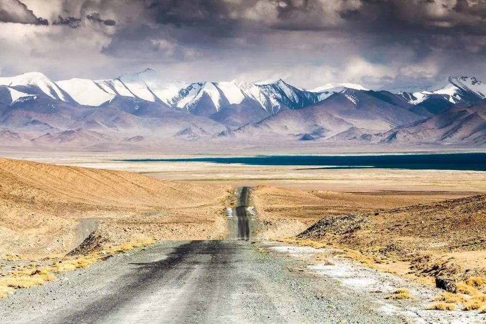 Elhagyatott hegyi kilátás a Pamir autópályán - Shutterstock