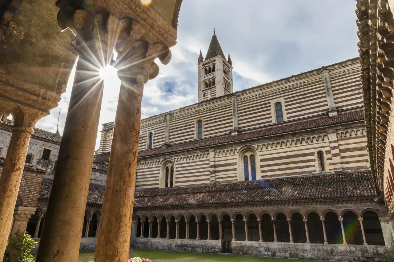 A San Zeno Maggiore-bazilika az olaszországi Veronában, amely román építészetével és lenyűgöző belső terével kápráztat el.