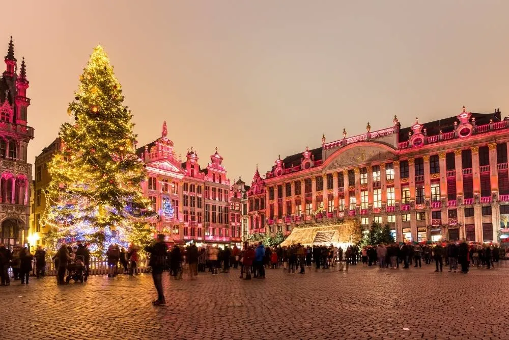 Brüsszel belvárosa este, karácsonykor - iStock