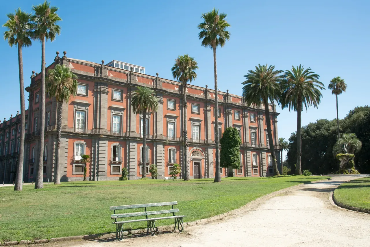 Zewnętrzna część Narodowego Muzeum Capodimonte w Neapolu.