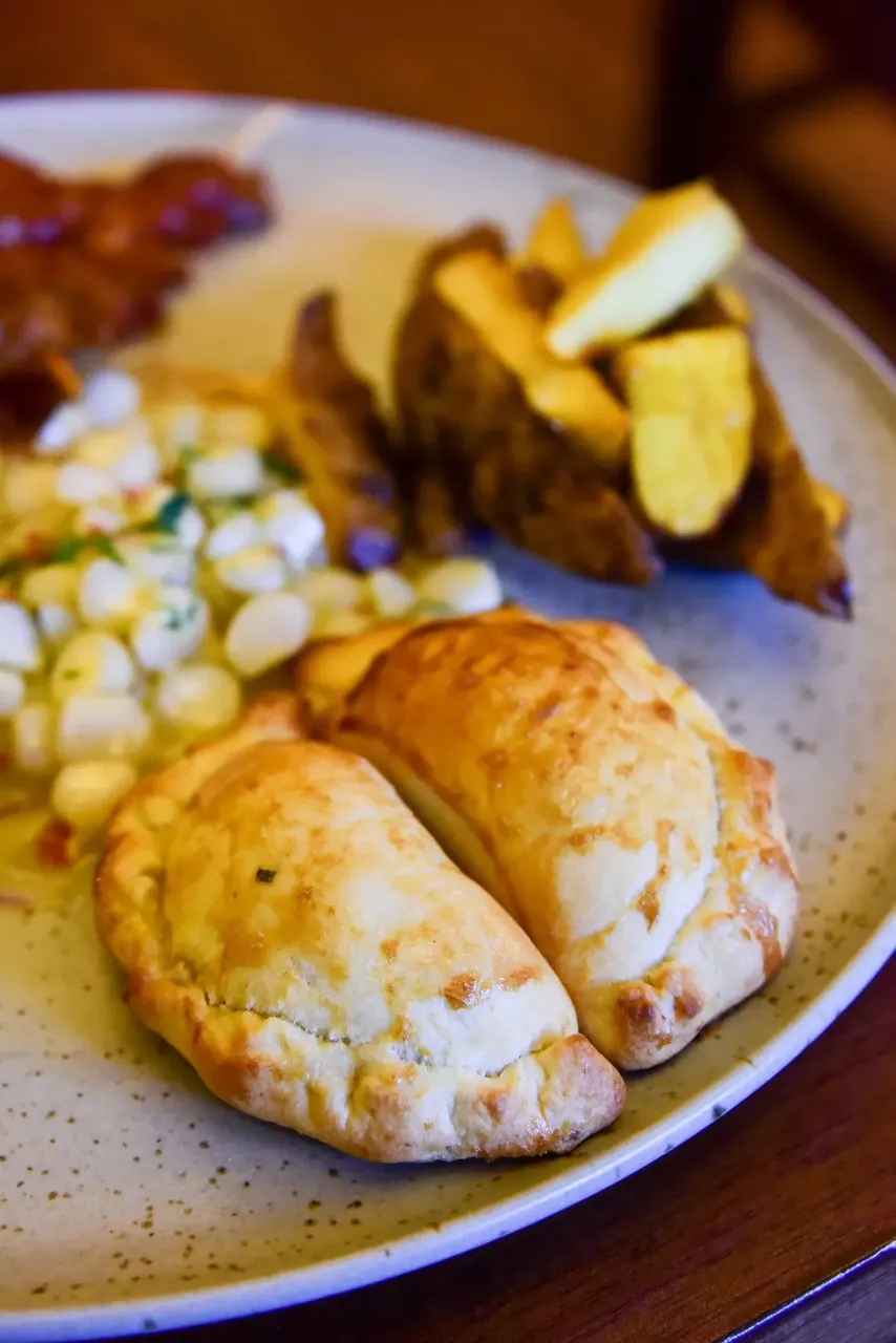 Zbliżenie na złociste peruwiańskie empanadas, idealne na pyszną przekąskę.