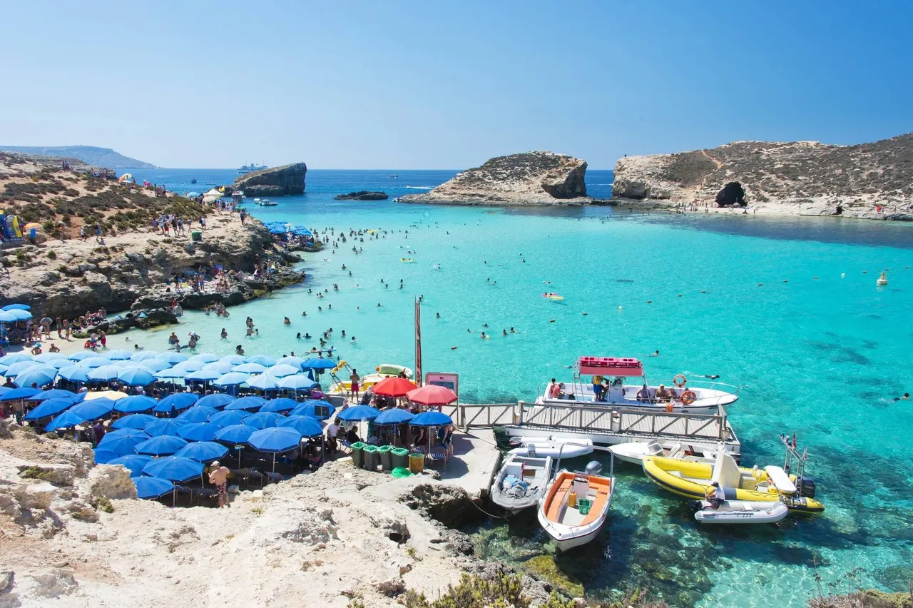 La Laguna Azul es una de las mejores playas de Malta, situada entre la isla de Comino y el islote de Cominotto