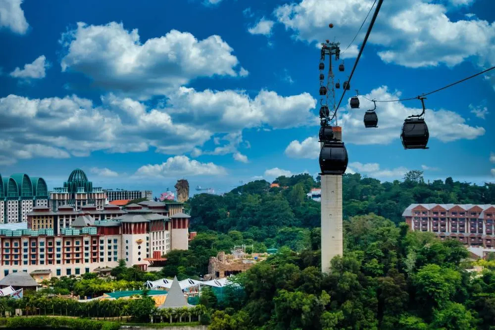 Kolejki linowe łączą Mount Faber i wyspę Sentosa