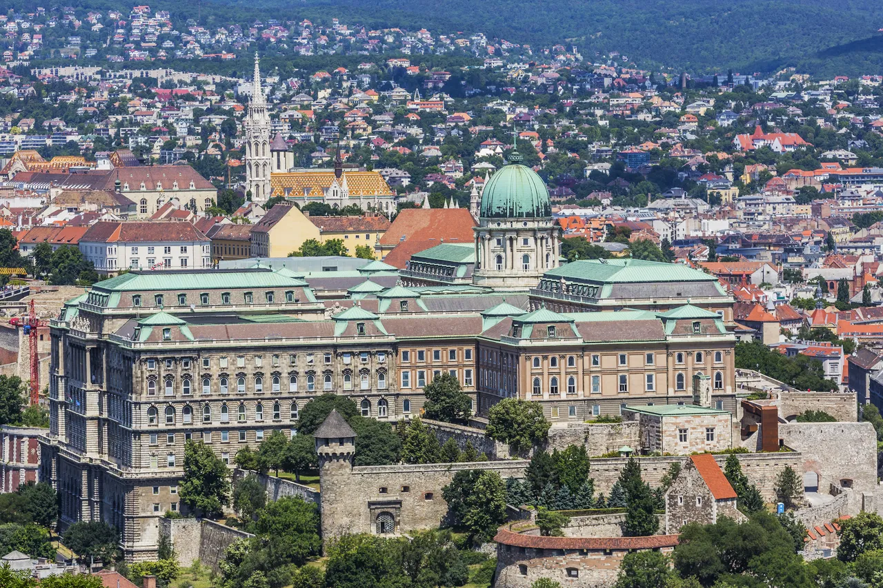 Buda, Varhegy (Buda Castle Hill), Var (Castle), the Royal Palace (Királyi Palota) and the Matthias Church (Mátyás templom) from Gellért-hegy (Gellért Hill).