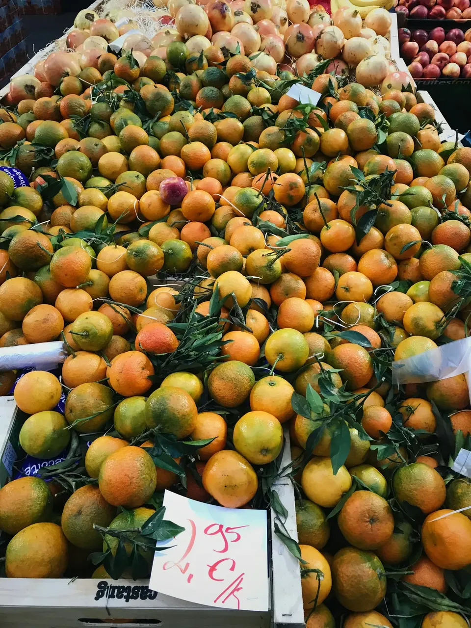 O expoziție vibrantă de fructe și legume proaspete într-o piață aglomerată din Bruxelles