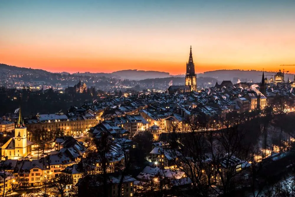 widok miasteczka nocą- Berno w Szwajcarii.