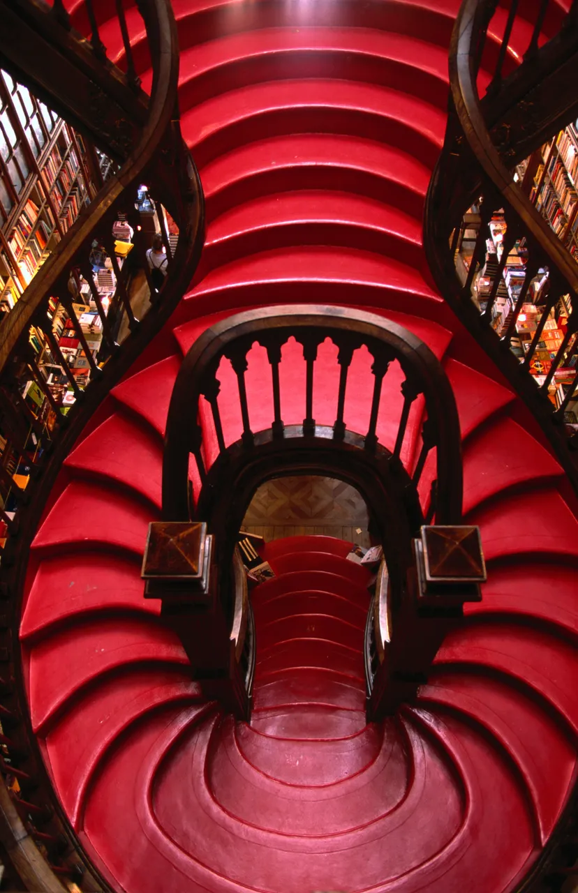 Schodiště uvnitř knihkupectví Livraria Lello