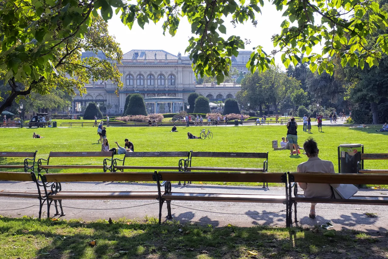 El Stadtpark está situado a lo largo de la circunvalación de Viena y fue construido en el siglo XIX. Abarca un área relativamente grande cerca del centro de la ciudad y ofrece un ambiente relajante.