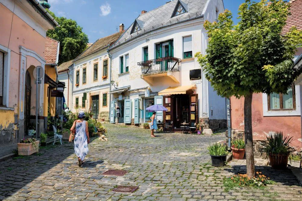 Turista Szentendre óvárosában, Magyarország