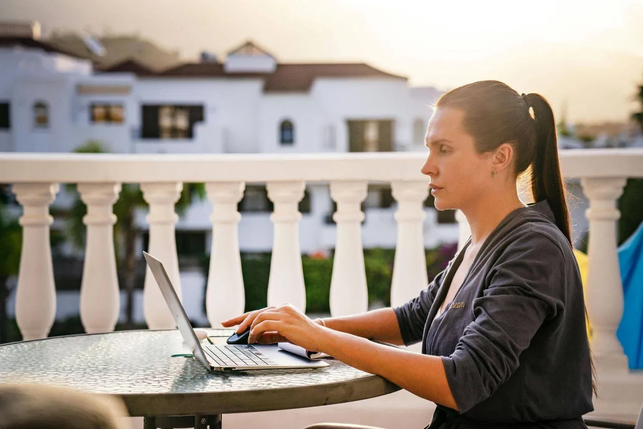Teletrabajar y viajar: lo que nos cuentan las reseñas de Kiwi.com 