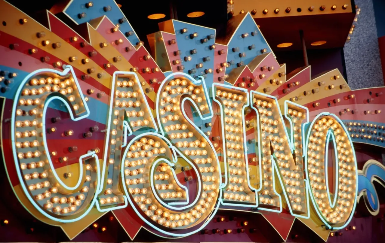 Jasně osvětlený nápis kasina zářící na Stripu v Las Vegas