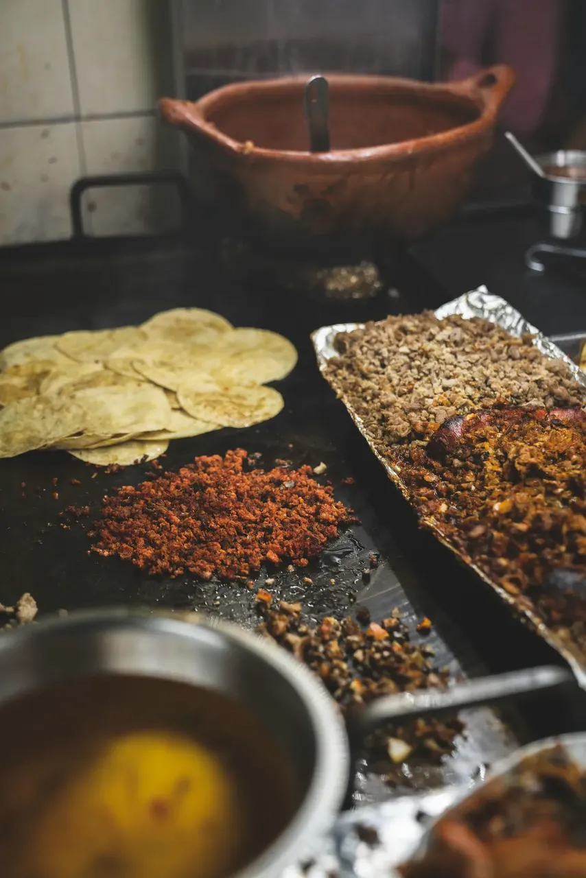 Tökéletesre sütött, grillen sistergő taco friss tortillával és ízletes töltelékkel