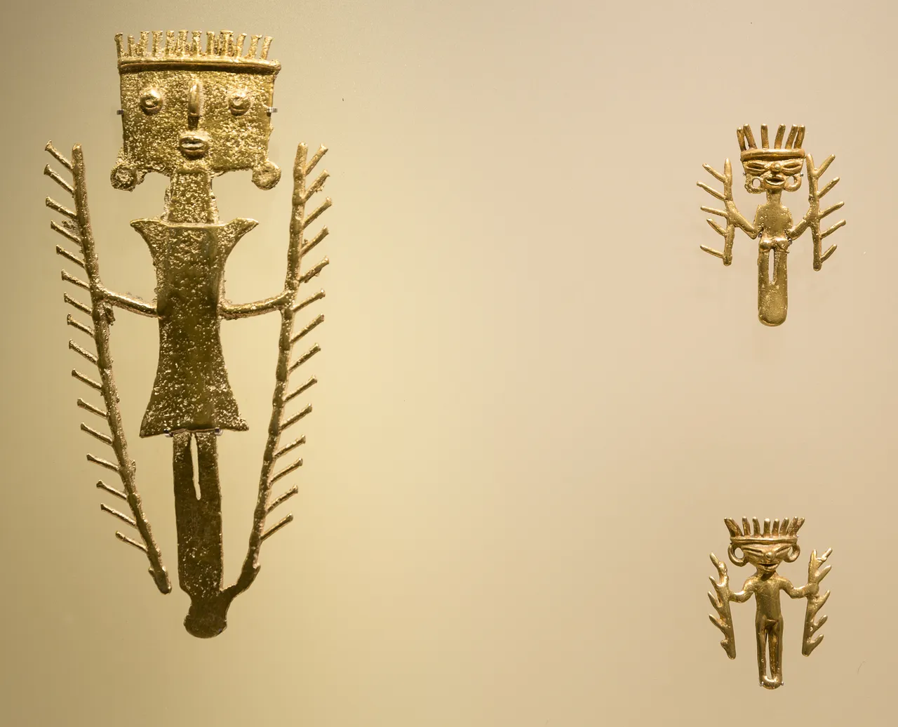 Muzeul Aurului (El Museo del Oro). Șamanii din numeroase grupuri indigene contemporane vindecă bolnavii prin agitarea ritmică a frunzelor de palmier, exact așa cum pare că face această persoană.