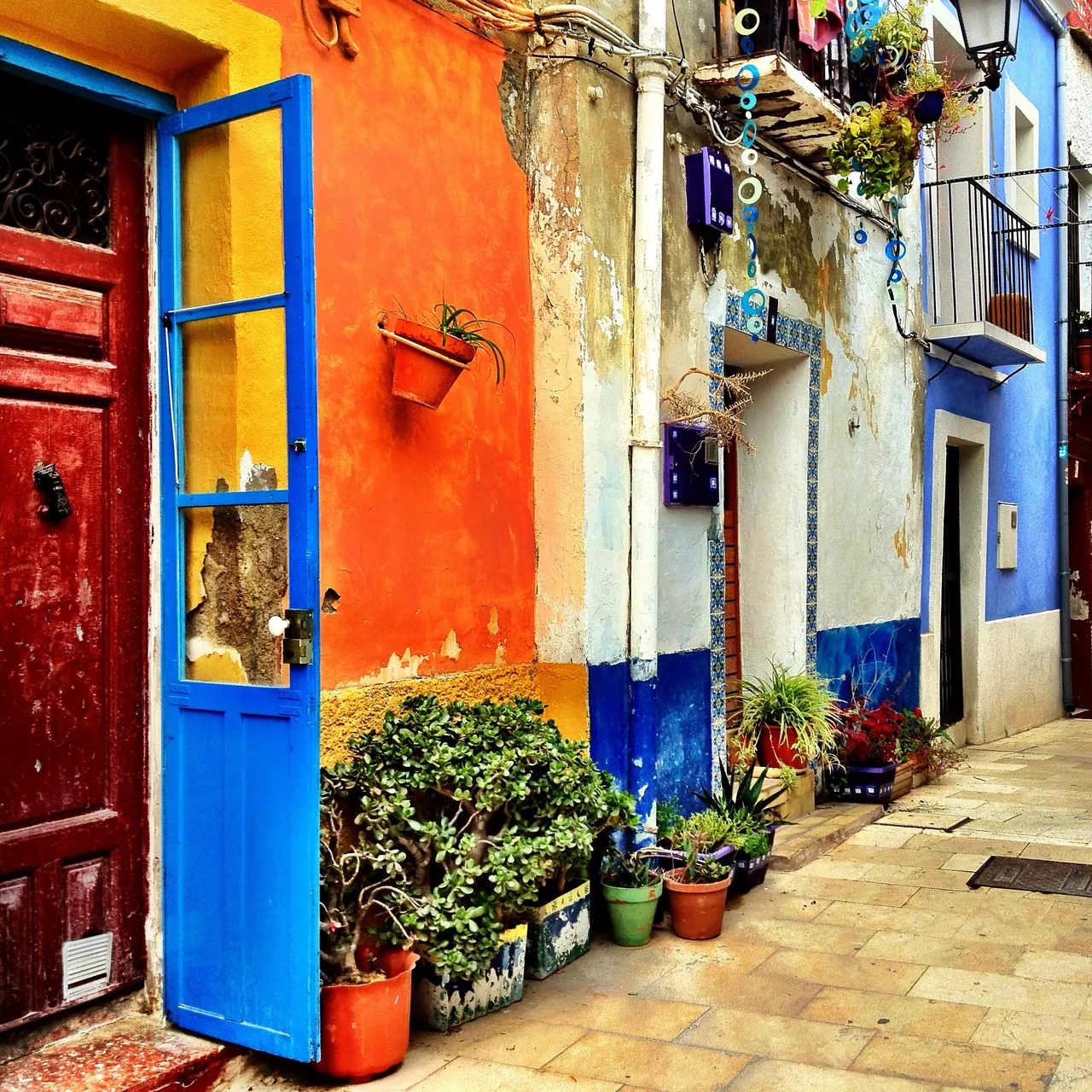Stradă îngustă pavată în cartierul Santa Cruz, Alicante, Spania.
