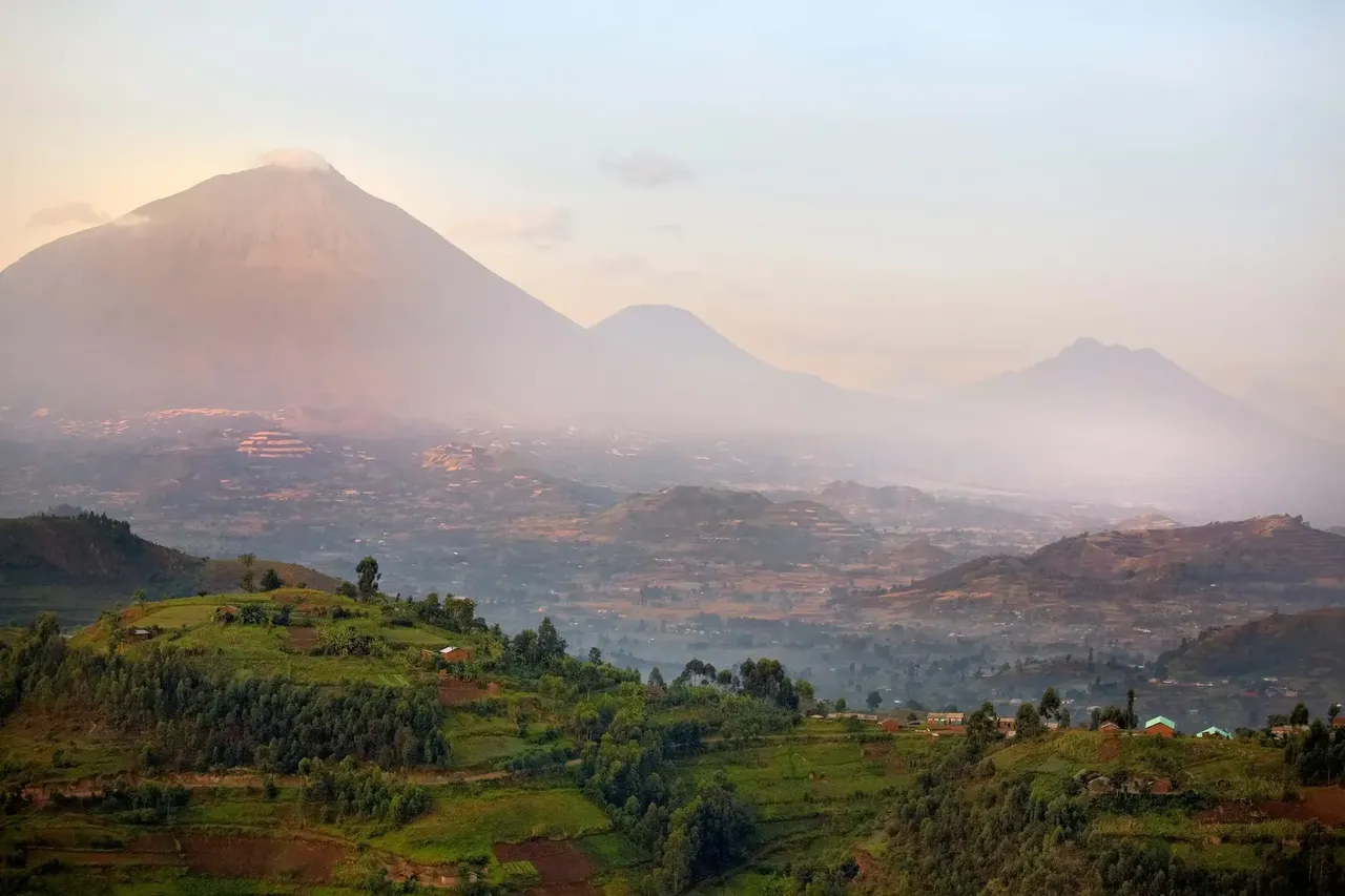 Uganda se chlubí rozmanitou krajinou. Toto je výhled na sopečné pohoří Virunga a Národní park Mgahinga Gorilla