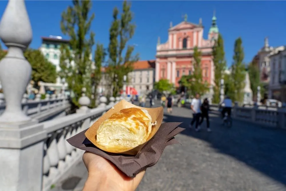 Tradícionális szlovén strukejl egy tuirsta kezében, Ljubljanában