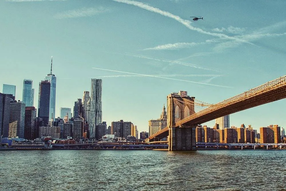 Kilátás Manhattanre és a Brooklyn hídra a Brooklyn Bridge Parkból