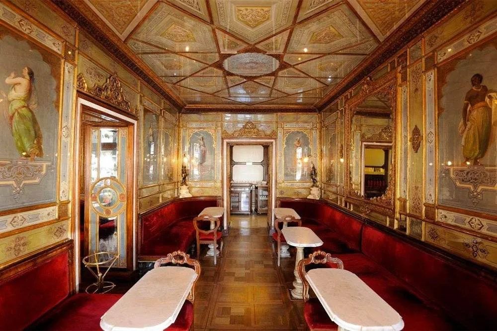 Wnętrze luksusowego Caffè Florian w Wenecji