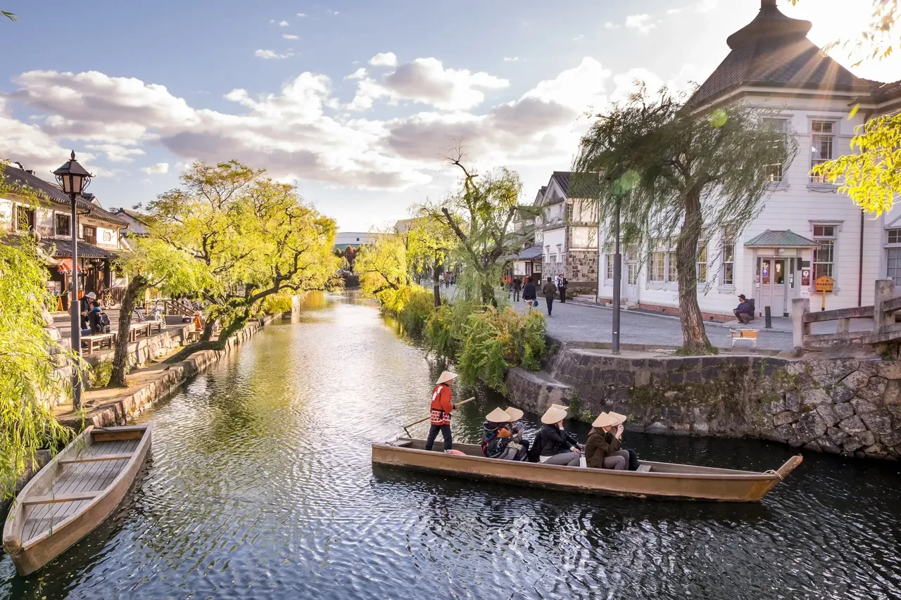 All cars in Kurashiki have been banned, and electric lights and cables are also hidden to preserve its historical feeling — Shutterstock lovers