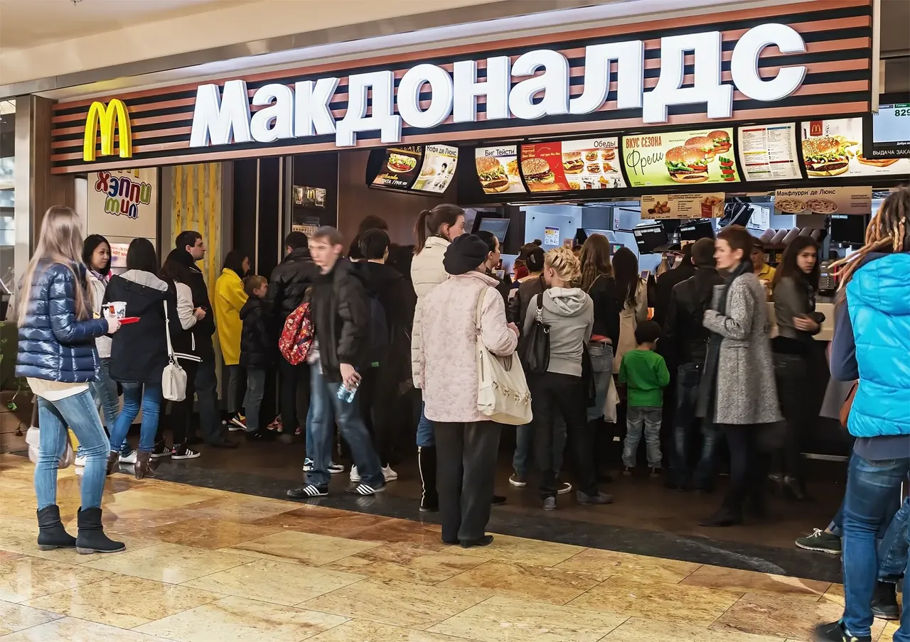 More than 30,000 people were served during the opening of Moscow’s first-ever McDonald’s — OlegDoroshin / Shutterstock 15 unusual facts about world cities