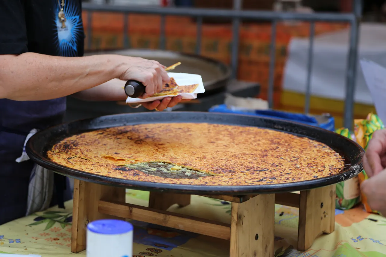 Crêpe of chickpea flour originating in Genoa and later a typical food of the Ligurian Sea coast, from Nice to Pisa.