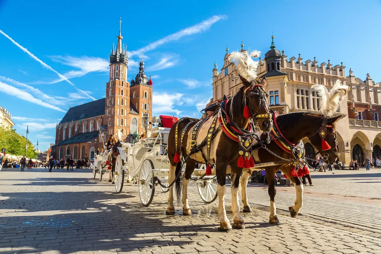 Krakkói főtéren lovashintó