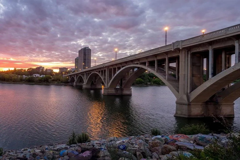 Saskatoon kilenc hídjának egyike
