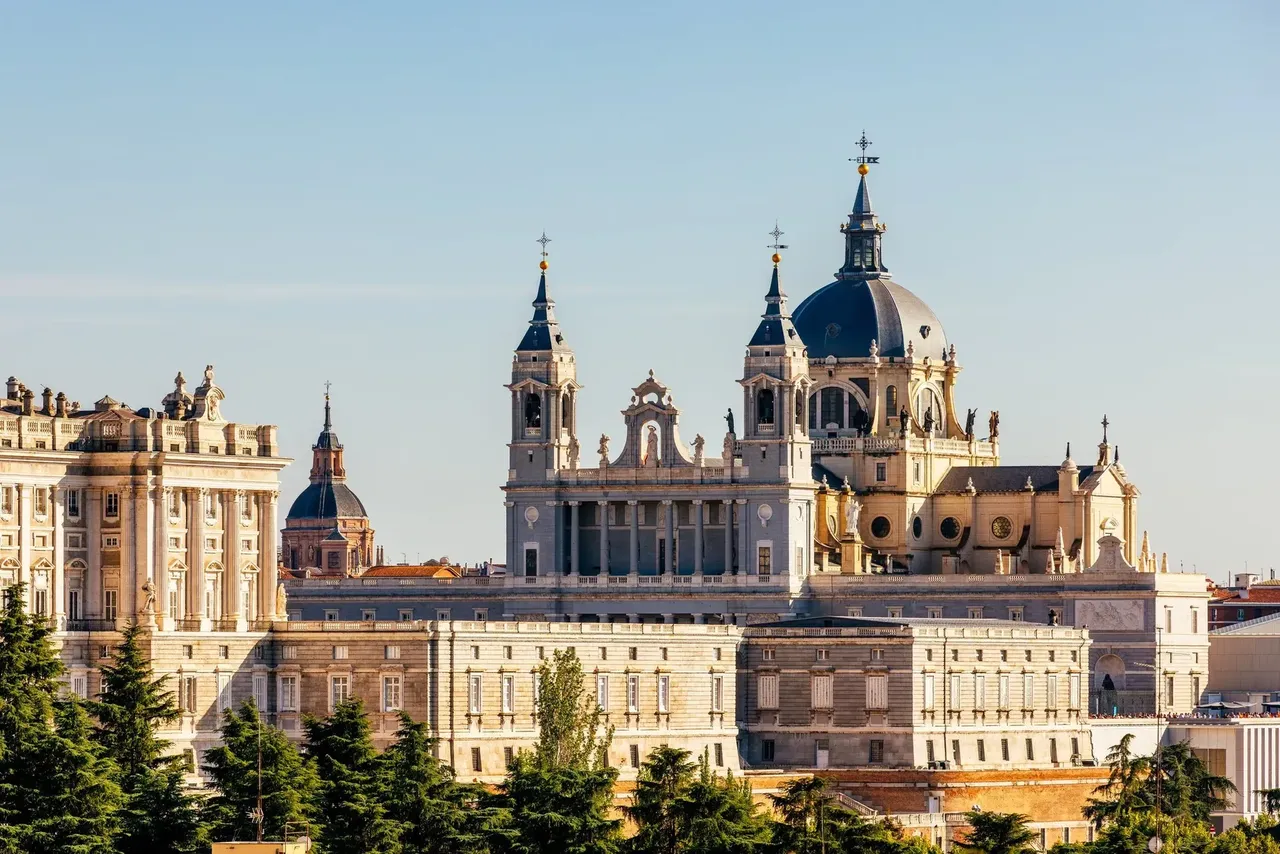 El gran Palacio Real de Madrid, una maravilla arquitectónica y símbolo de la realeza española.