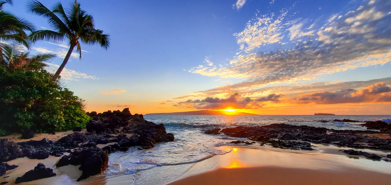 „Tajná pláž“ Makena na Maui na Havaji při západu slunce