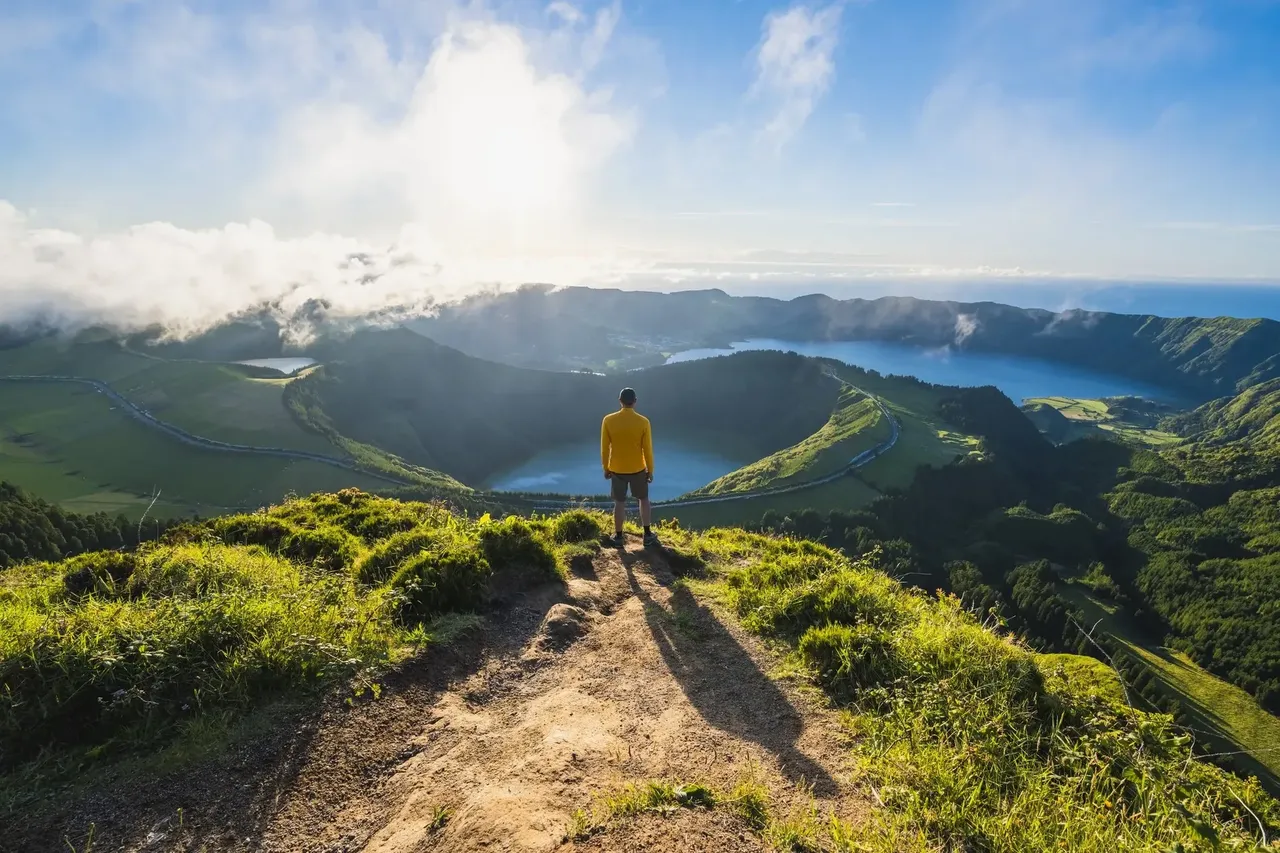 Vista aérea panorámica de los lagos de cráteres de las Sete Cidades en Ponta Delgada, Azores, rodeados de exuberantes colinas verdes.